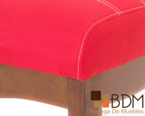 Banca moderna elegante de madera color rojo