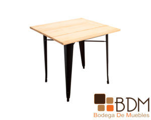 Mesa cuadrada minimalista estilo industrial de madera natural