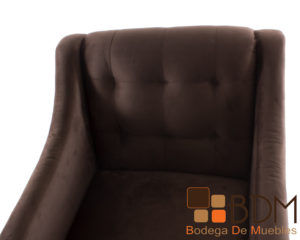 Sillon individual de madera tapizado en suede color cafe