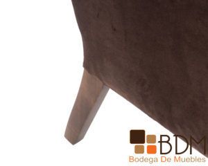 Sillon individual de madera tapizado en suede color cafe