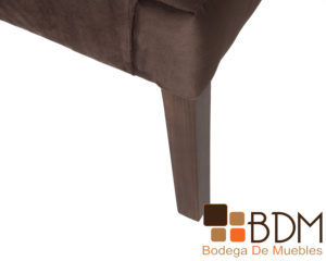 Sillon individual de madera tapizado en suede color cafe