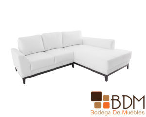 Sala en escuadra con divan y sofa blancos de madera