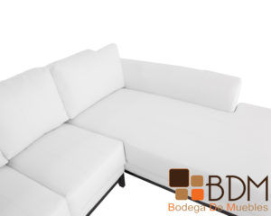 Sala en escuadra con divan y sofa blancos de madera