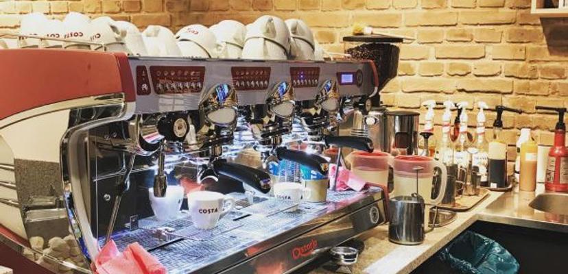 Kaffeemaschinen und Geschirr im Costa Coffee am Karlsruher Hauptbahnhof