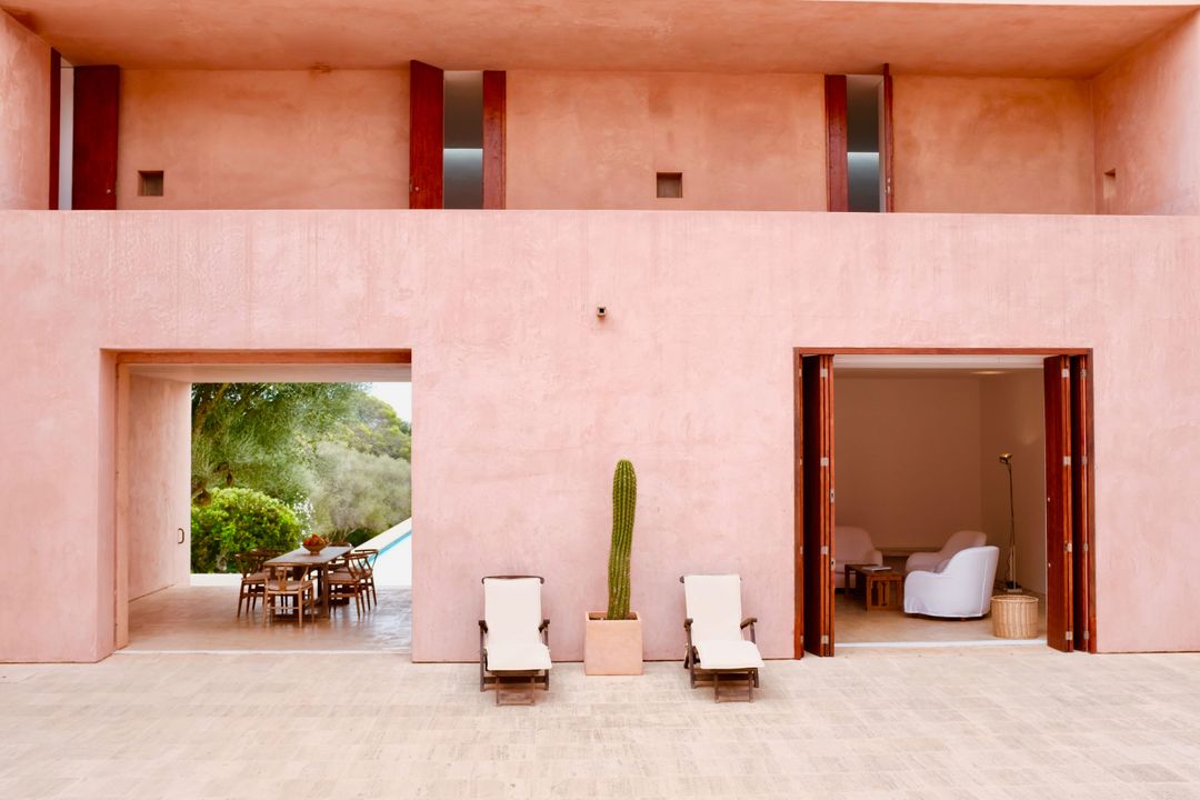 We’re exploring the bold colors of Spain, starting with the salmon pinks of Mallorca Villa.