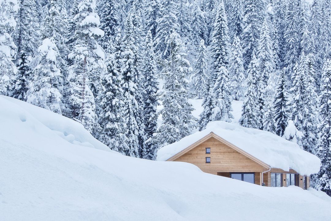 As we tuck into winter, some homes are joining us in hiding under blankets – theirs of the white, sparkling persuasion, of course. A favorite example in our collection is Voss Lodge in Norway, a ski in/ski out cabin that capitalizes on coziness. Come share in the breathtaking landscape of the western fjords, embrace a snow day, or top yourself with a blanket of the knitted variety, and decompress by the fireplace.