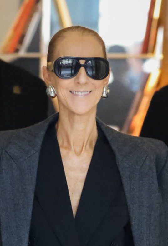 Céline Dion Paris'te siyah Givenchy Bold güneş gözlüğüyle