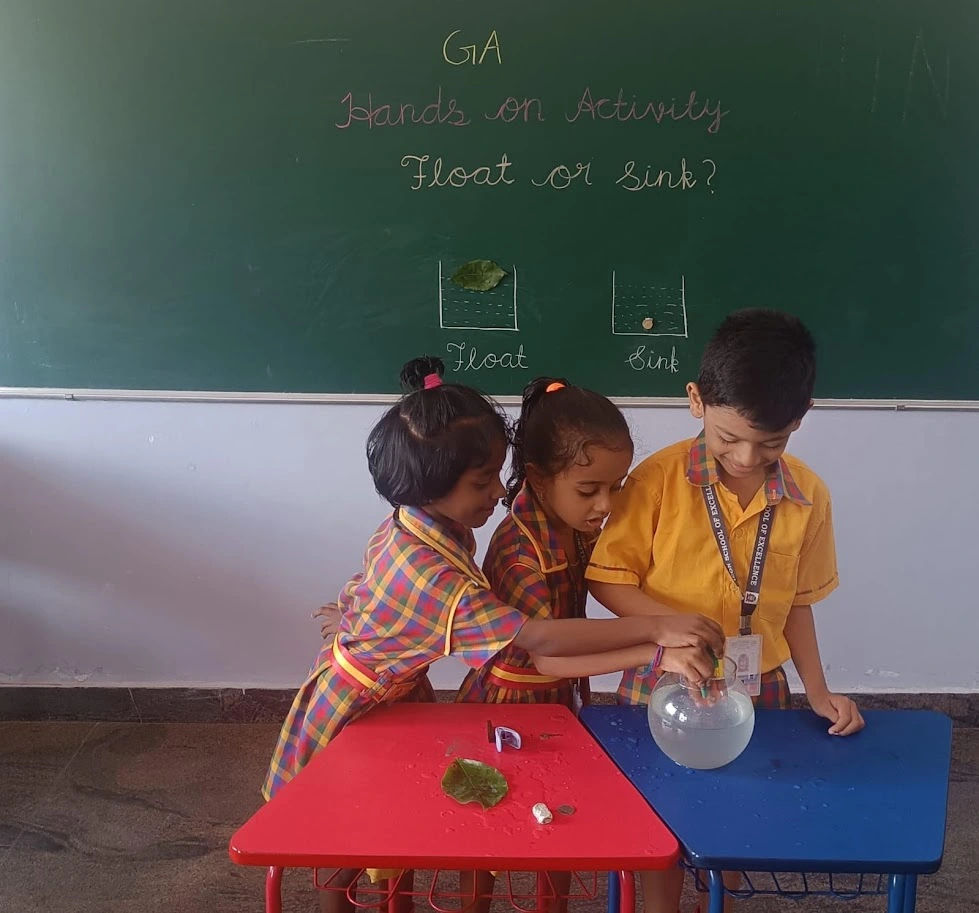 icon-school-of-excellence-students-having-fun