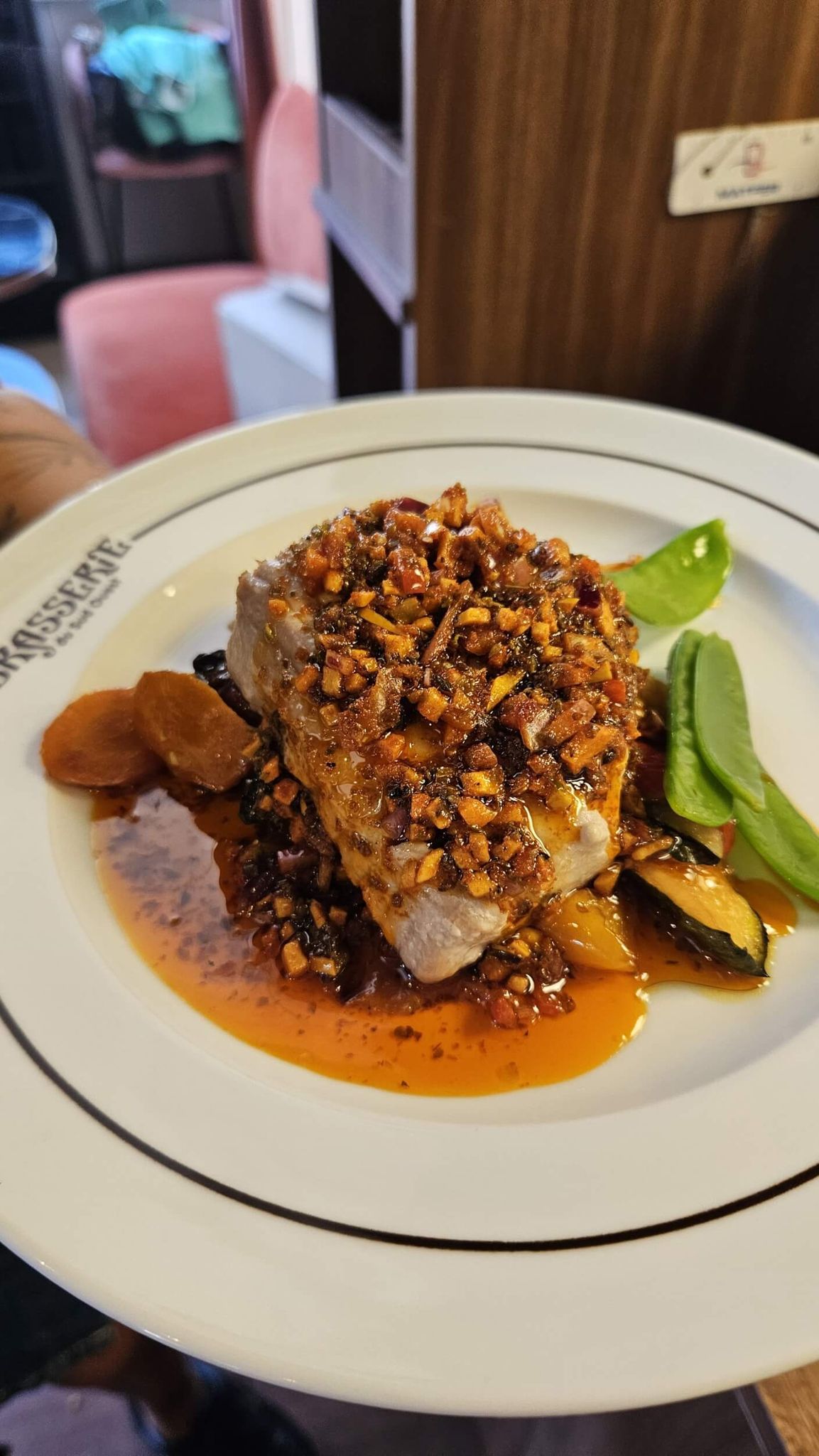 Filet grillé, sauce gourmande, légumes de saison.