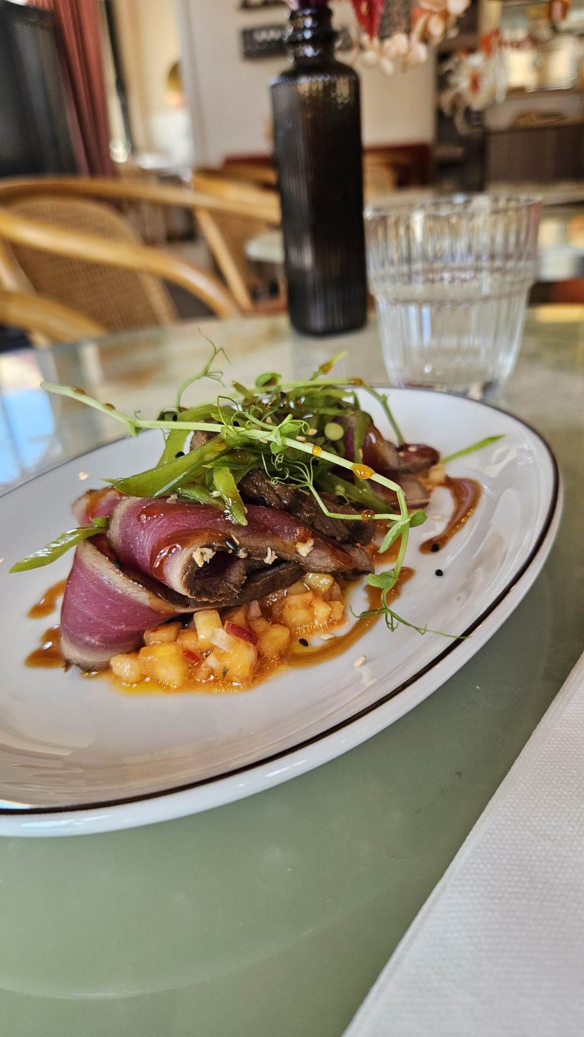 Entrée du jour avec lamelles et salade croquante.