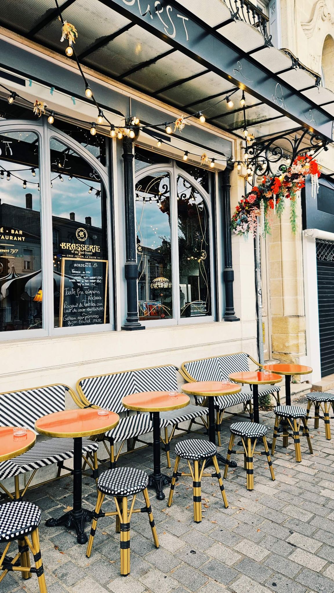 Façade et terrasse de la Brasserie du Sud-Ouest, cours de la Somme.