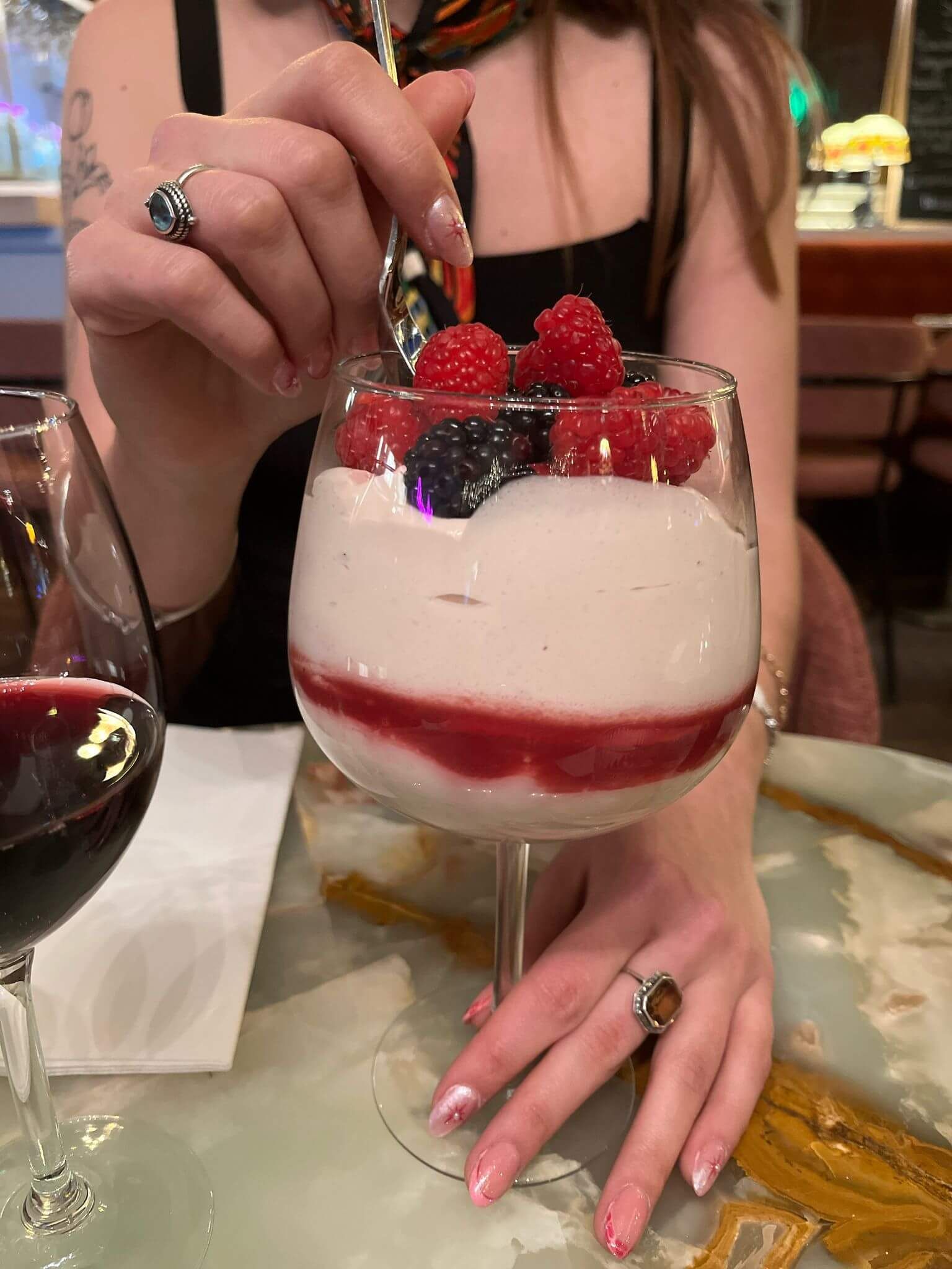 Dessert en coupe aux fruits rouges.