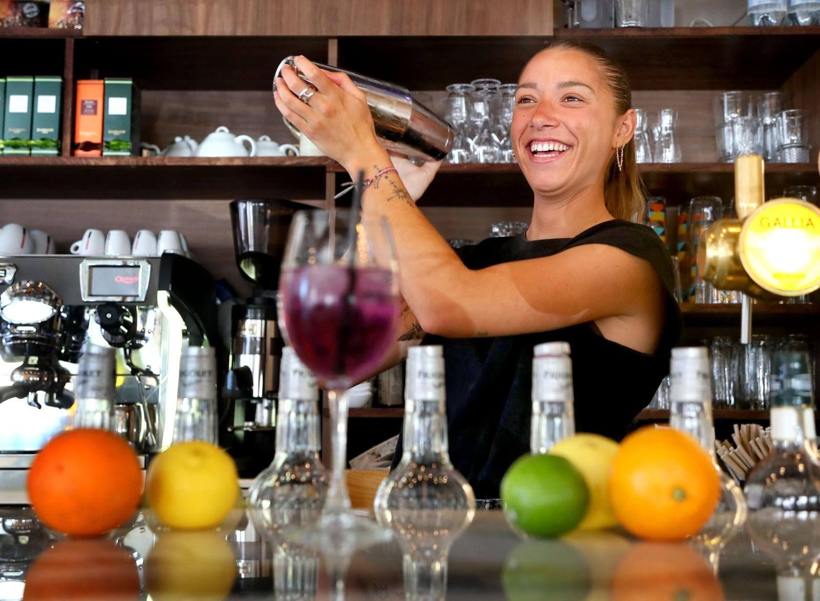 Préparation de cocktail au bar.