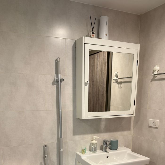 Ванная с раковиной, зеркальный шкаф для хранения, встроенные полочки, компактный дизайн