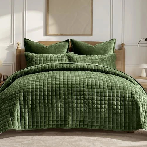 RECYCO Luxury Velvet Quilt Set Full Queen Size Bedding Sets, Ultra Soft Velvet Comforter Set, Lightweight Channel Box Stitch Oversized Bedspread Coverlet for All Season, with 2 Shams, Loden Green