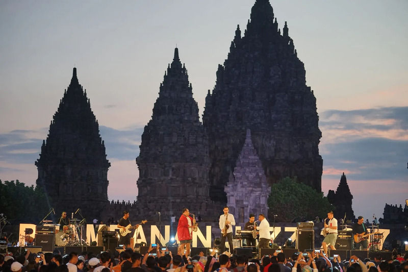 Pemandangan panggung Prambanan Jazz yang berpadu dengan siluet dan syahdunya senja
