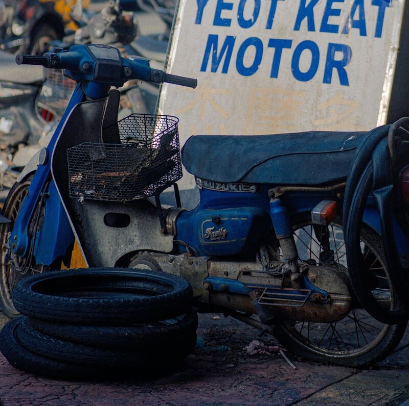 Cara mengecek kondisi ban motor rental sebelum liburan
