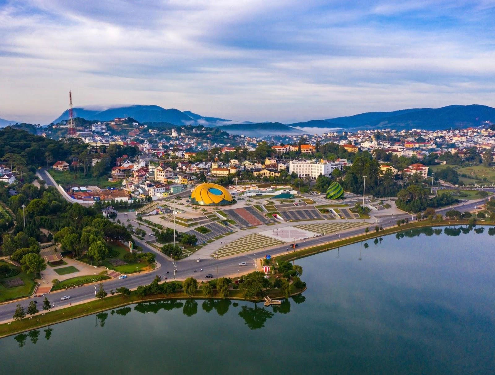 Khu đô thị Đà Lạt hòa quyện với thiên nhiên, đường ven hồ và rừng cây bao quanh