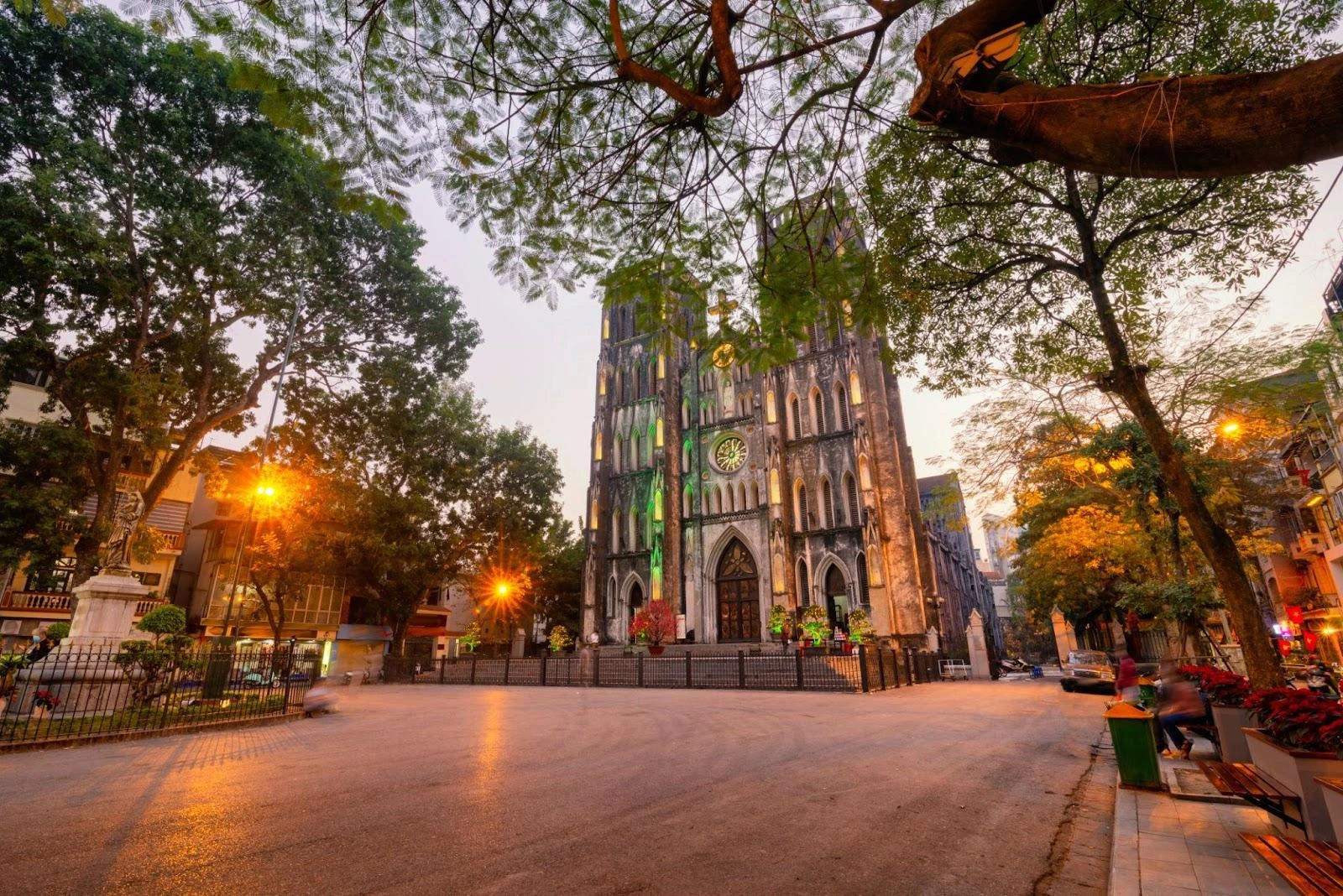 Nhà thờ Lớn Hà Nội nổi bật lúc hoàng hôn giữa những con phố yên tĩnh