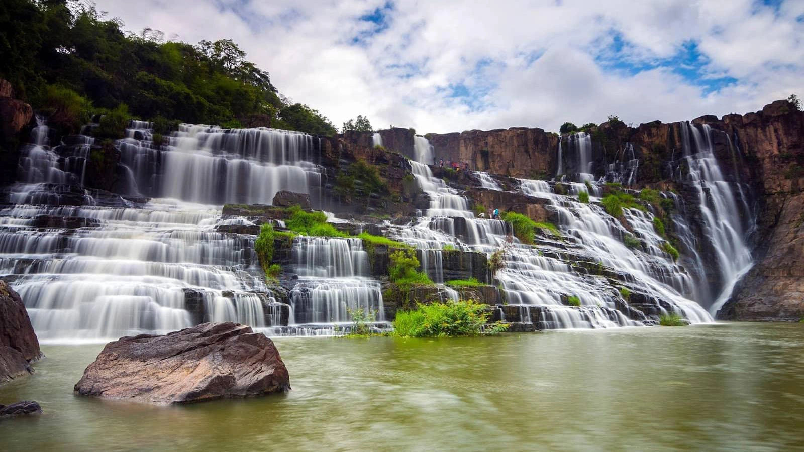 Sự chuyển tiếp nhẹ nhàng lên cảnh sắc cao nguyên