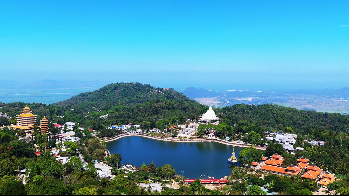 Vùng Bảy Núi (Thất Sơn) là tổ hợp đồi núi và đồng lúa xanh ngát