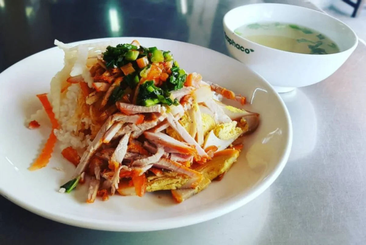 Cơm tấm Long Xuyên với phần sườn được cắt nhỏ