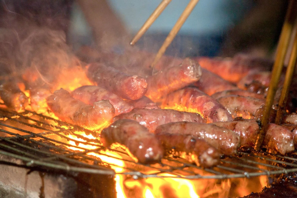 Lạp xưởng bò (Tung Lò Mò) chế biến bằng cách nướng trên lửa than