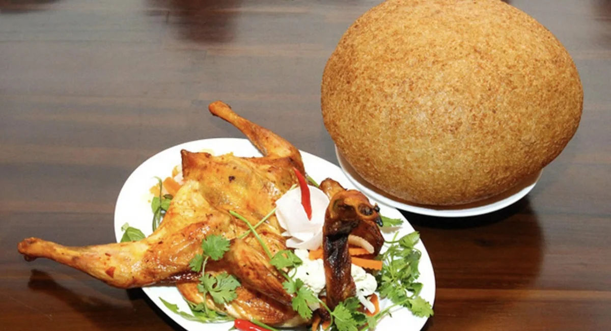 Xôi chiên phồng ăn kèm cùng gà nướng thả vườn