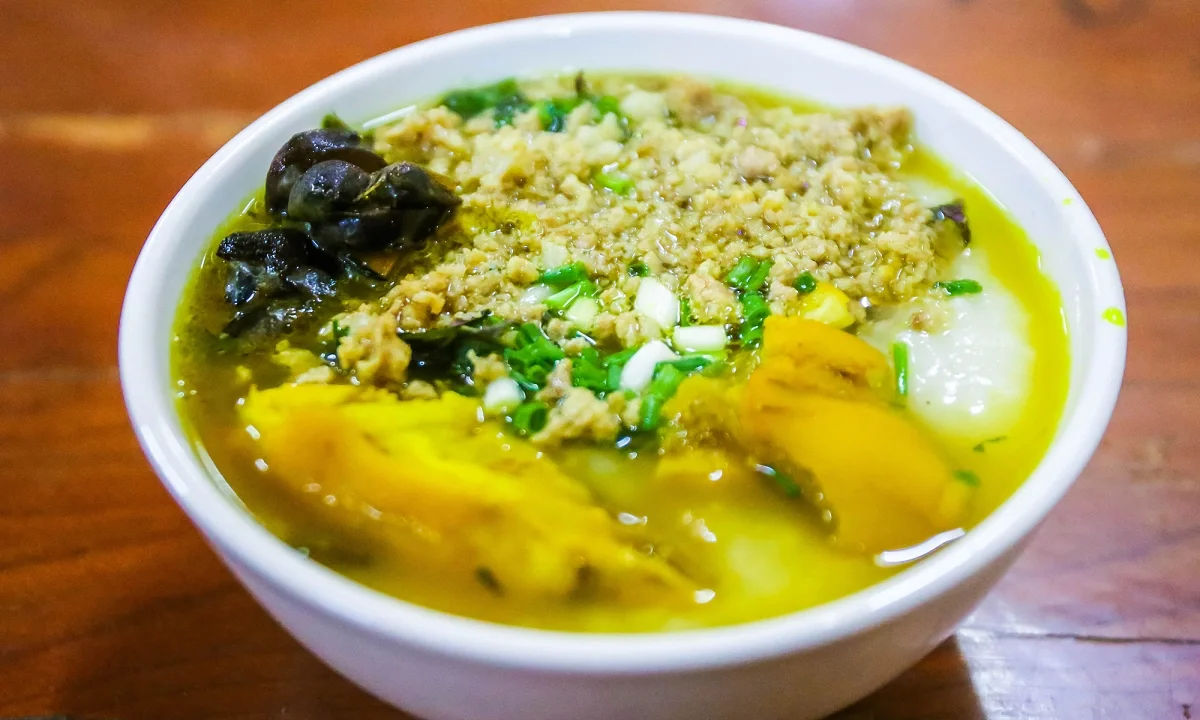 Cháo ấu tẩu được ăn kèm với đa dạng thức ăn để tạo nên những sự kết hợp mới lạ và đậm đà