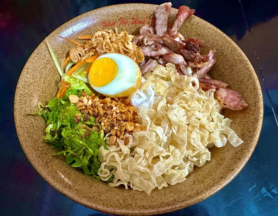 Sự kết hợp của nhiều nguyên liệu và chế biến cầu kỳ của phở chua