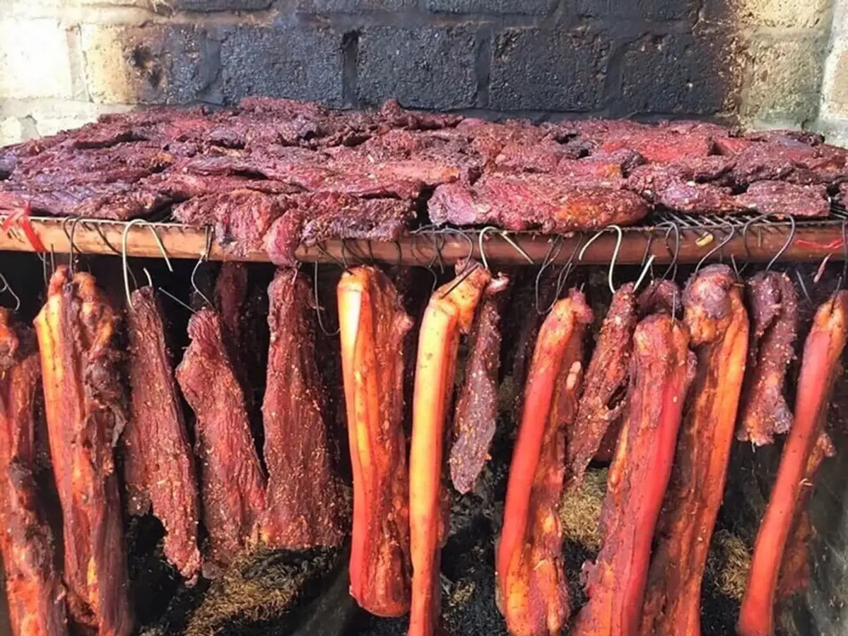 Thịt trâu gác bếp sẫm màu mang hương khói và gia vị rừng đặc trưng