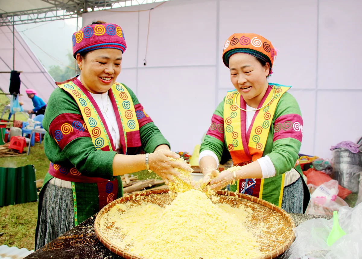 Bột ngô sau khi xay được trộn khéo léo với nước theo tỷ lệ phù hợp để tạo tạo độ dẻo cho mèn mén