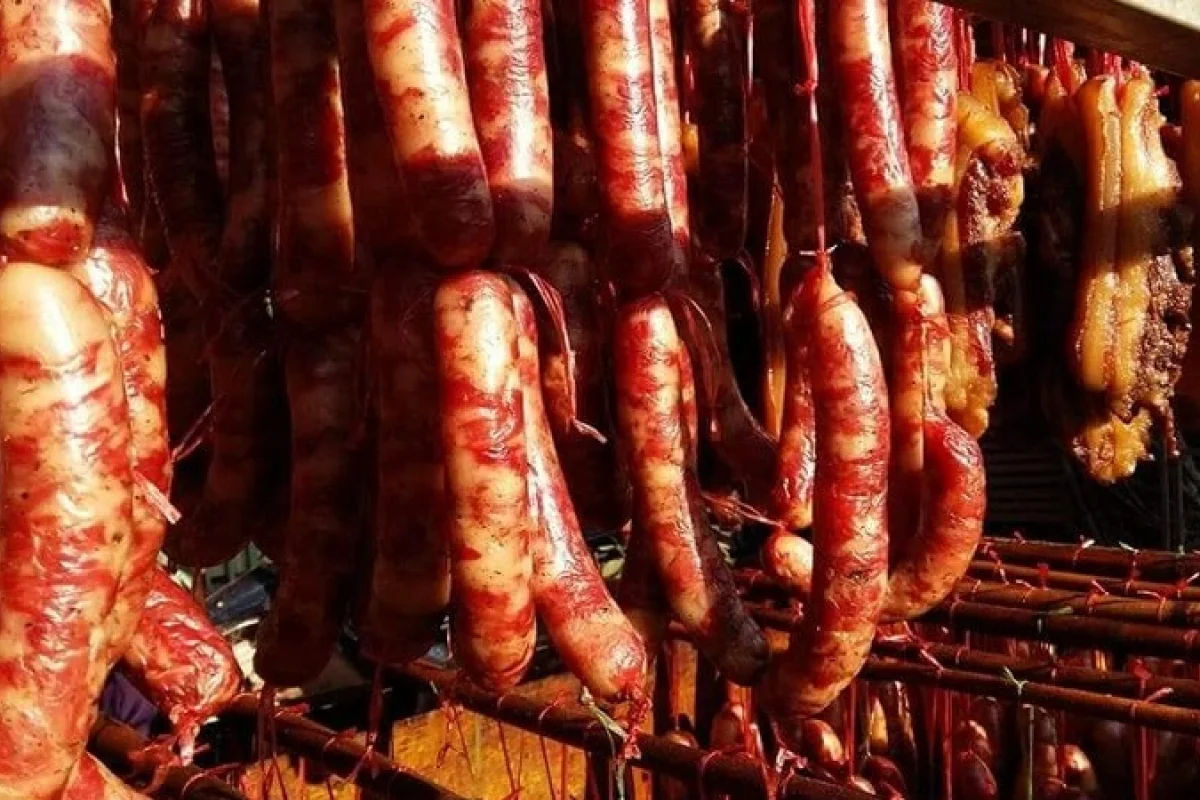 Lạp xưởng gác bếp Hà Giang được làm từ thịt lợn tươi trộn với gia vị truyền thống