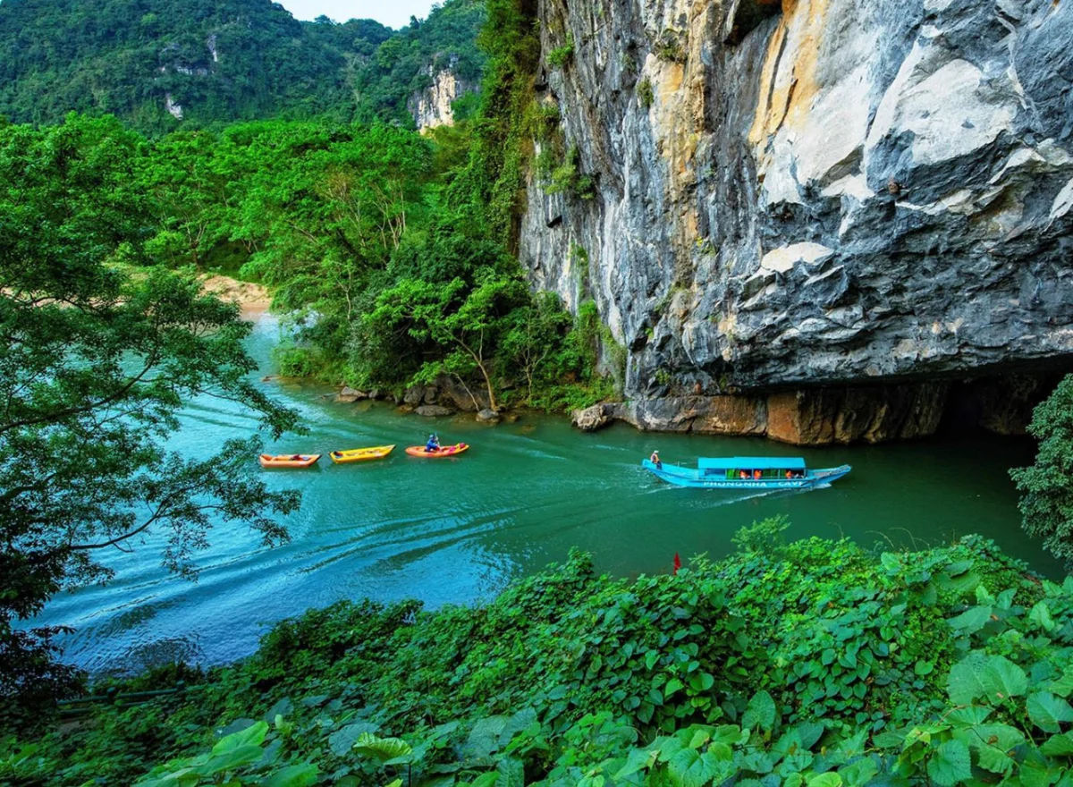 Lối vào bên ngoài Động Phong Nha - Kẻ Bàng