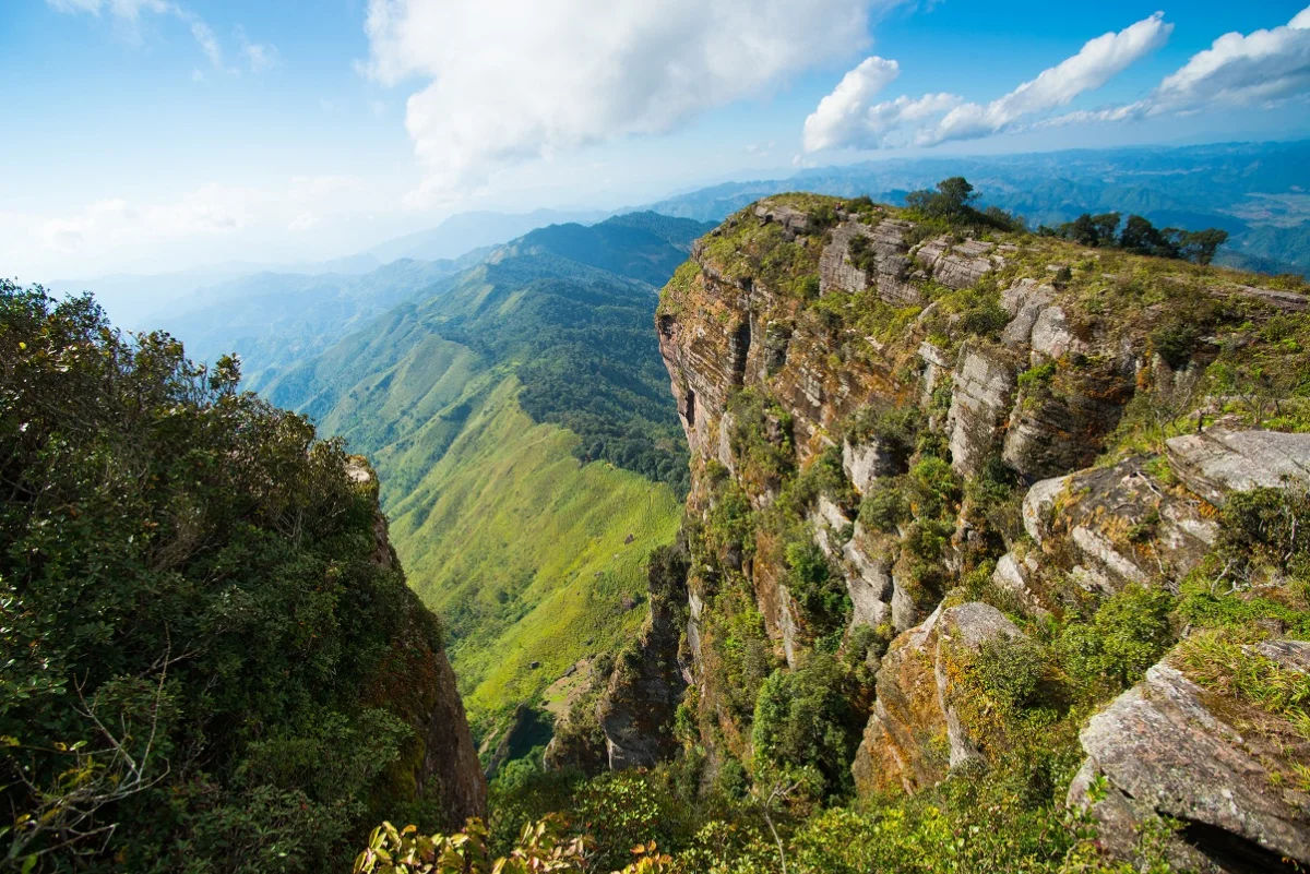 Pha Luong peak in Moc Chau with wide mountain views and clouds
