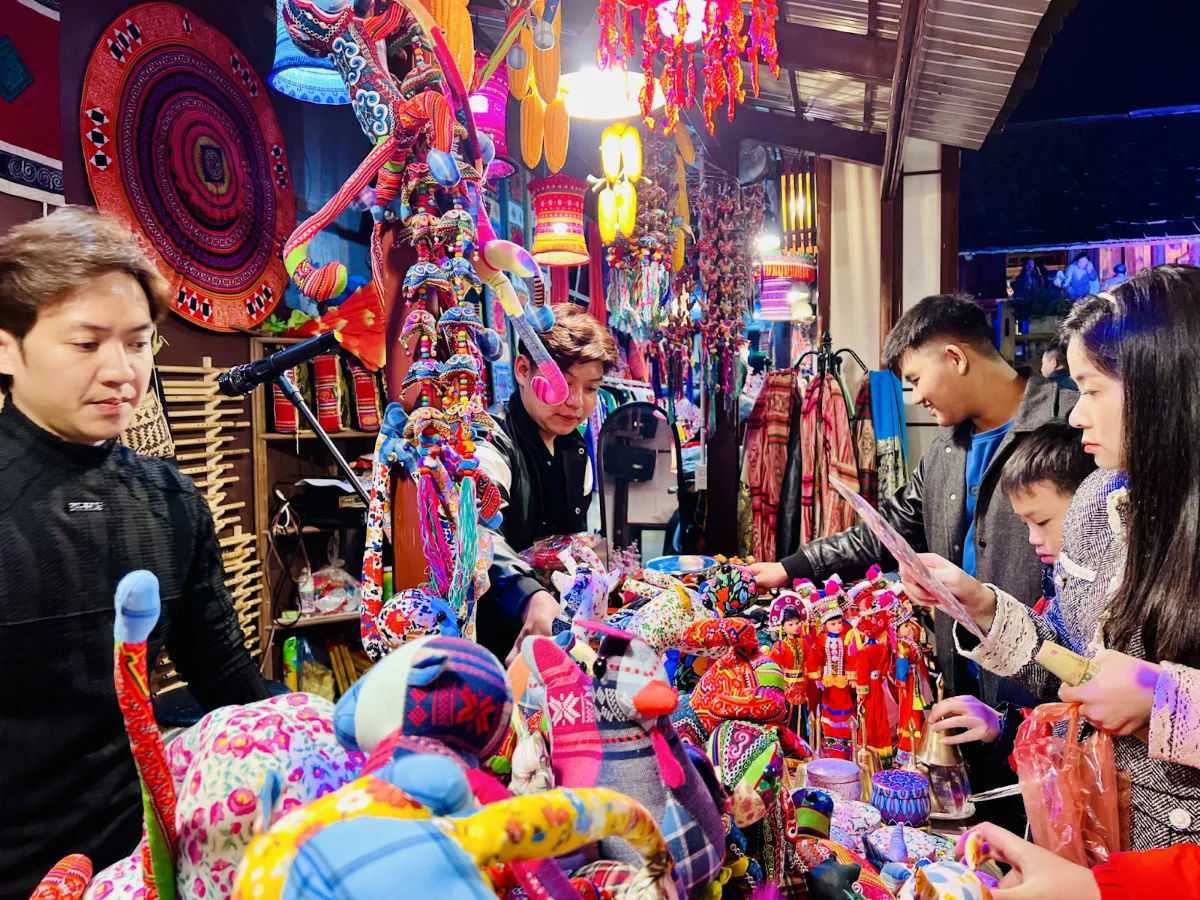 Brocade stall at Moc Chau night market attracting visitors