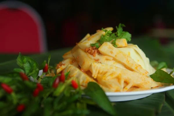Plate of Moc Chau forest bamboo shoots boiled and stir-fried with light yellow color and thick slices