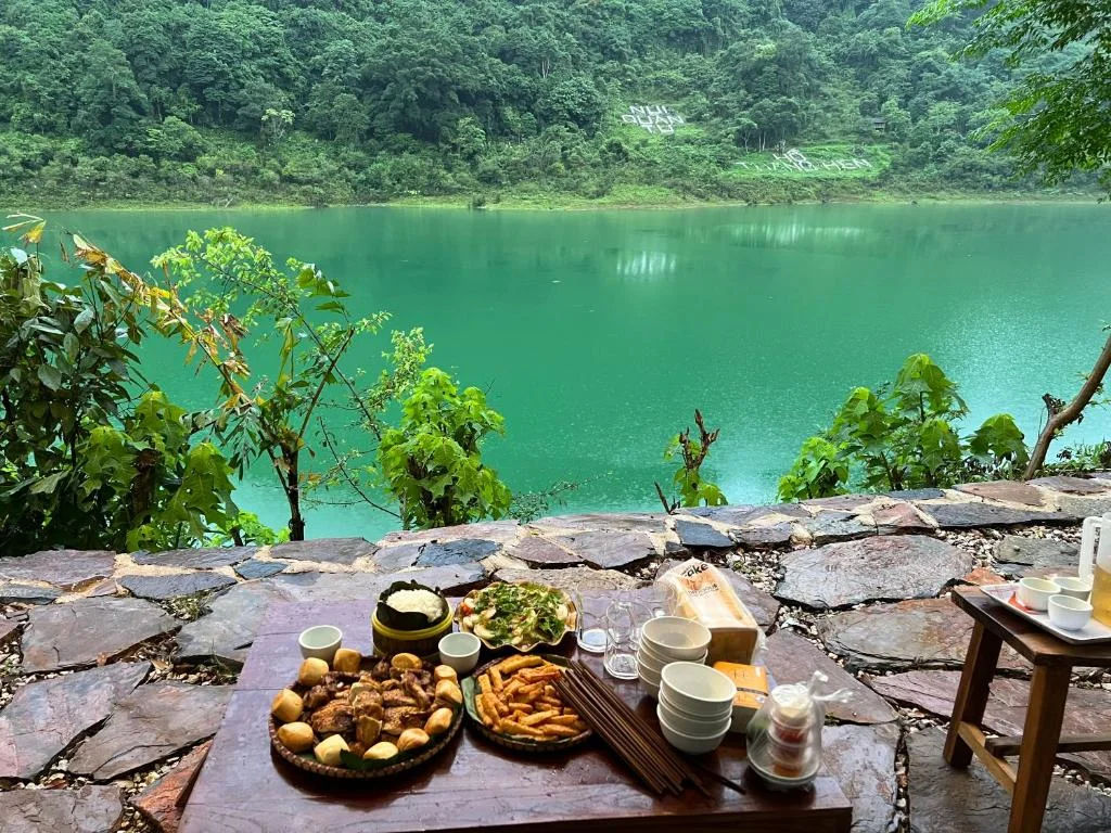 Thang Hen Lake with its year-round emerald water attracting many visitors