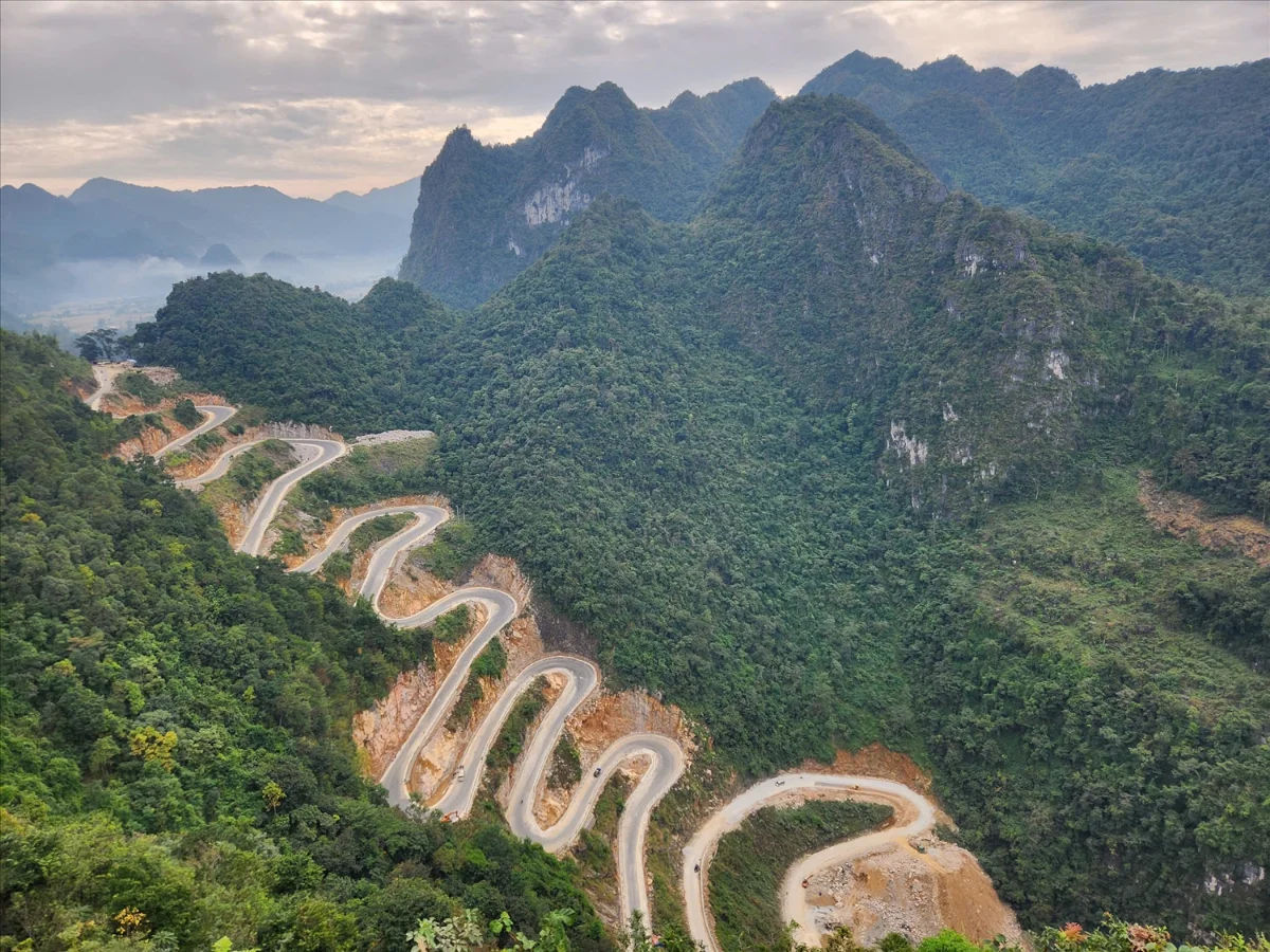 Winding mountain roads in Cao Bang suitable for slow and careful travel
