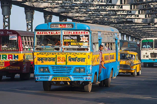 Xe buýt di chuyển trong thành phố ở Ấn Độ thường không có điều hòa trong xe