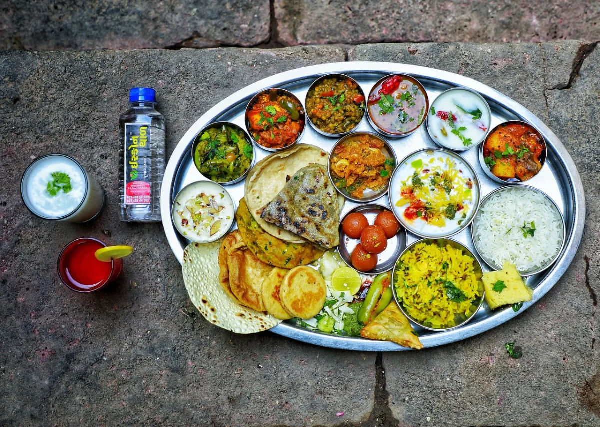 Khay cơm truyền thống “Thali” với đầy đủ món của Ấn Độ