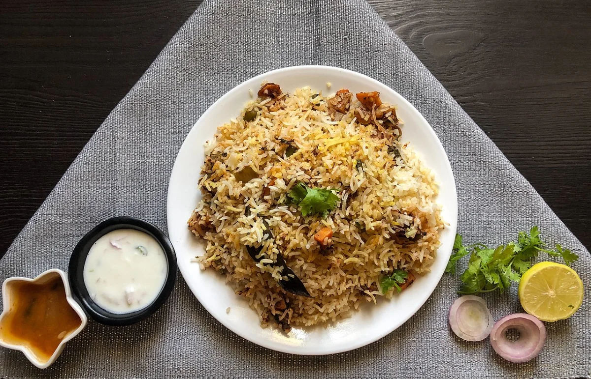 Biryani là món cơm trộn với gia vị và thường có thịt cừu hoặc gà