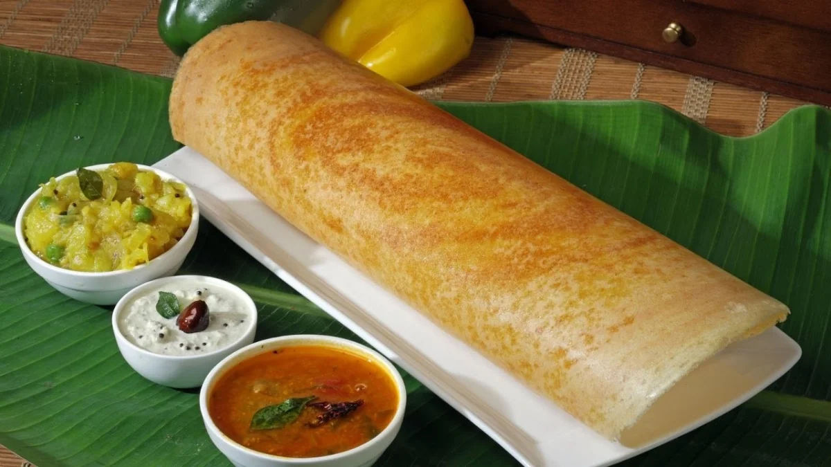 Bánh Masala Dosa vỏ giòn ăn kèm với các loại sốt cay hoặc khoai tây