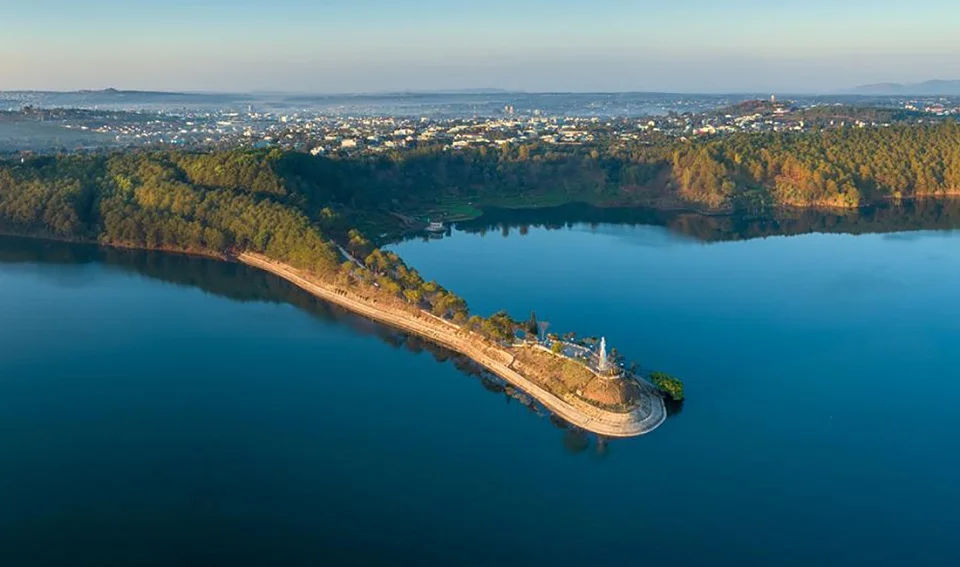 Panoramic view of T’Nưng Lake from above in Pleiku City