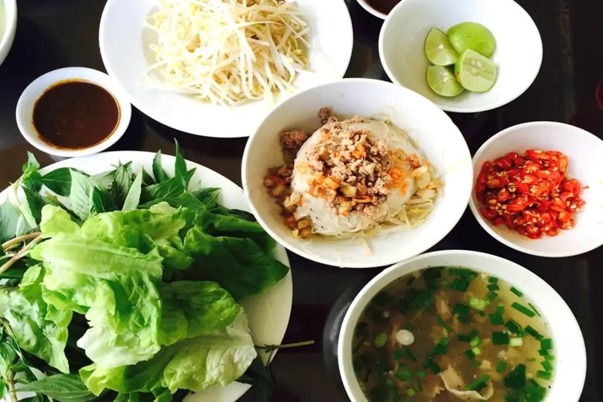 Gia Lai dry pho served with mixed noodles and hot broth on the side