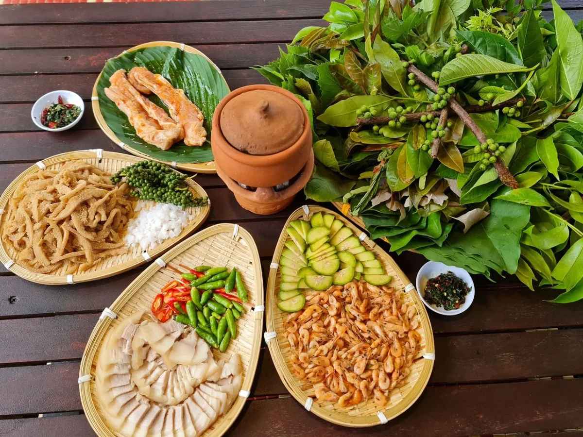 Forest leaf salad beautifully arranged on a bamboo tray with fresh green leaves typical of Gia Lai