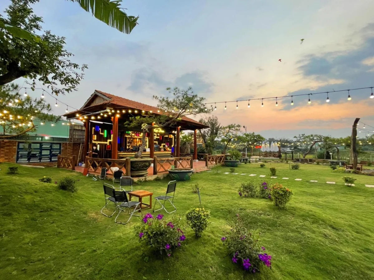 A rustic café space closely connected to nature in Gia Lai