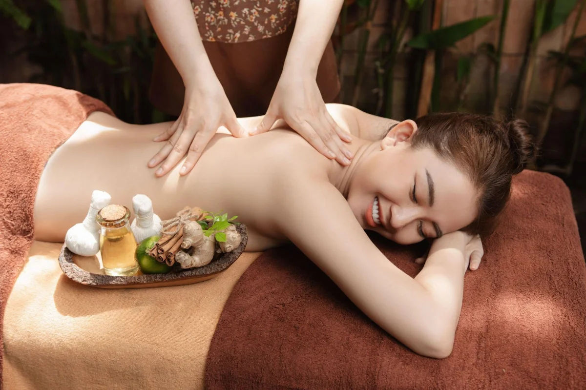 Khách hàng được massage bằng tinh dầu trong không gian spa yên tĩnh