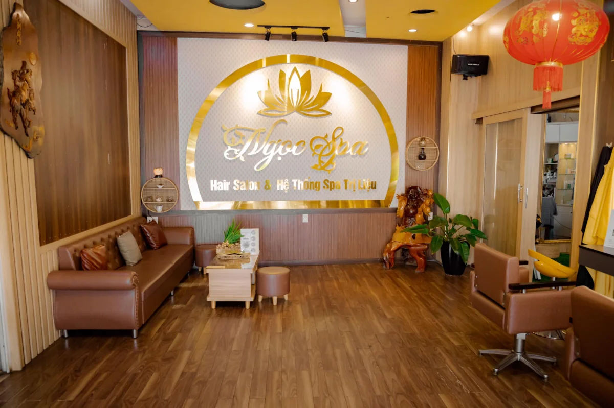 Không gian quầy lễ tân spa với nội thất gỗ tại Ngọc Spa