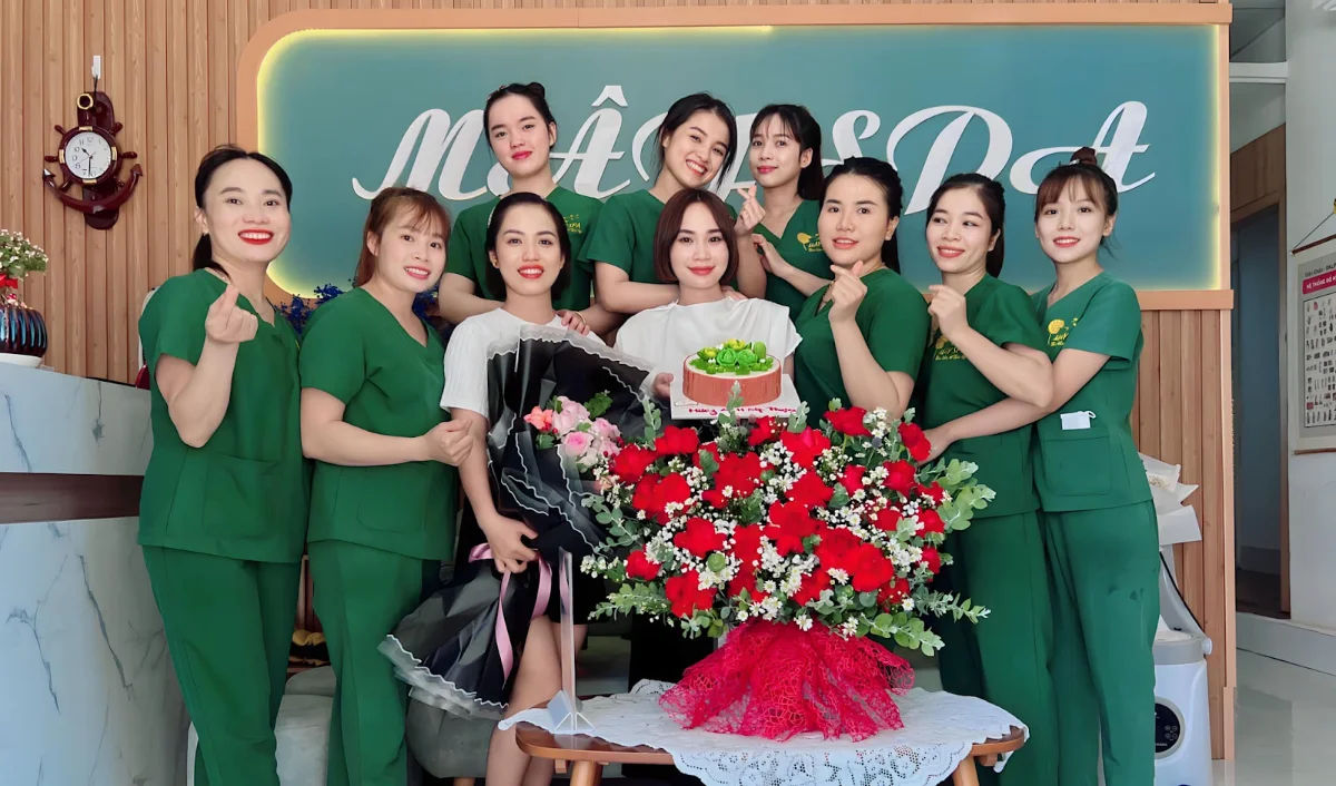 Đội ngũ nhân viên chu đáo tại Mây Spa trong đồng phục xanh